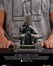 Cargar imagen en el visor de la galería, Pre-Venta: Doctor Doom en el Trono - Avengers: Doomsday - 1/10 Scale - Iron Studios