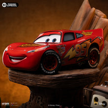 Cargar imagen en el visor de la galería, Pre-Venta: Q3 2025 : Lightning Mcqueen &amp; Tow Mater Deluxe - 1/10 art scale - Iron Studios
