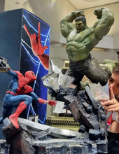 Cargar imagen en el visor de la galería, Pre-Venta: Spider-Man vs Hulk - Spider-Man: Un Nuevo Día - Escala 1/10 - Iron Studios
