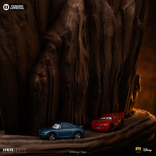 Cargar imagen en el visor de la galería, Pre-Venta: Q3 2025 : Lightning Mcqueen &amp; Tow Mater Deluxe - 1/10 art scale - Iron Studios
